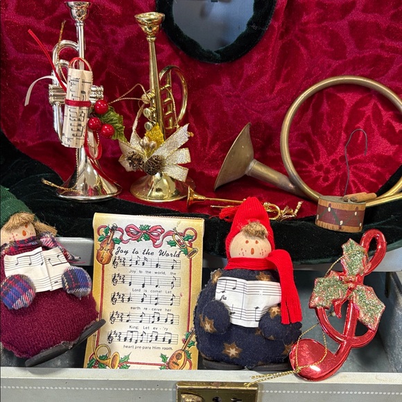 Festive Holiday Musical Decor Set - Picture 2 of 4